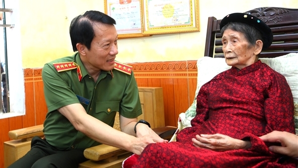 Xúc động với hành trình tri ân, trao nhà cho gia đình chính sách của Bộ trưởng Lương Tam Quang