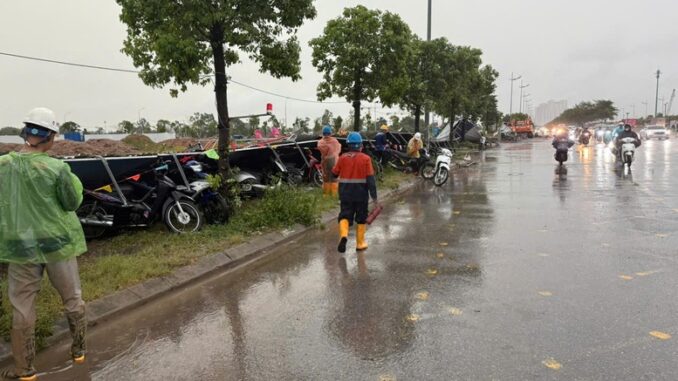 Tin bão khẩn: Bão số 3 tiếp tục mạnh lên, chưa vào đất liền nhưng đã có thương vong Tin bão khẩn: Bão số 3 tiếp tục mạnh lên, chưa vào đất liền nhưng đã có thương vong