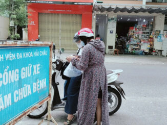 Trời ạ lại còn khám sức khỏe ở cửa hàng tạp hóa nữa