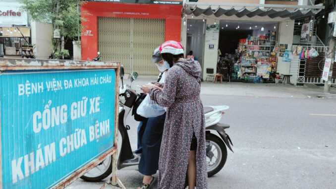 Trời ạ lại còn khám sức khỏe ở cửa hàng tạp hóa nữa