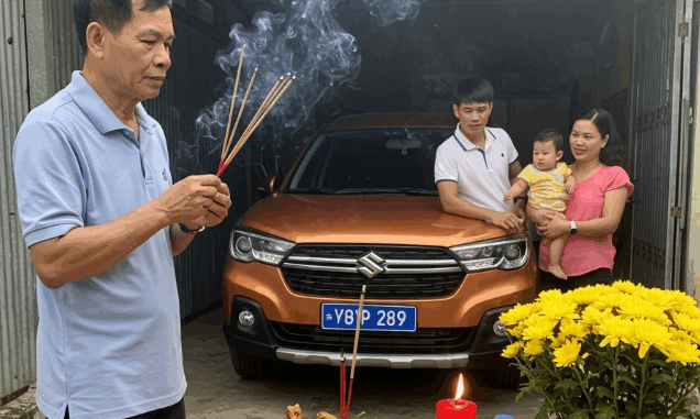 Vì thương con lấy chồng vất vả, tôi và ông xã bàn nhau cho con gái 2 tỷ làm của hồi môn, đủ để con mua một căn chung cư tiện nghi. Tôi nhớ ngày nhận nhà, vợ chồng con gái liên tục cảm ơn tôi. Các con nói sẽ cho vợ chồng tôi một phòng để đến sau này chúng tôi muốn qua ở thì sẵn dùng. Từ lúc cháu ngoại đi mẫu giáo cho đến khi đi học, tôi là người đưa đón cháu. Rồi tiền sữa uống, tiền đồ chơi, quần áo đều là vợ chồng tôi mua cho. Lớn hơn một chút là là tiền học. Con gái tôi thường xuyên than rằng kinh tế gia đình khó khăn nên không đành lòng để con chịu khổ. Để rồi cho đến 1 ngày, bà thông gia quyết định tặng vợ chồng chúng nó 1 chiếc xe, cũng là lúc bộ mặt của con gái tôi lộ rõ…
