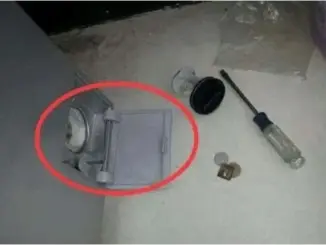 Máy giặt có 1 công tắc ẩn, bật lên là toàn bộ nước bẩn chảy ra: Nhiều người dùng lâu năm cũng không biết