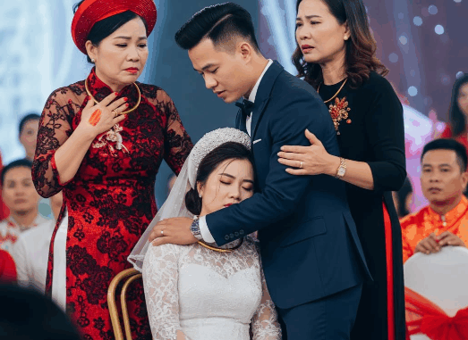 Cô dâu đang phát biểu bỗng ngất xỉu ngay giữa lễ cưới khi nhìn thấy vết bớt son trên tay mẹ chú rể, thật không ngờ đây chính là người phụ nữ năm xưa đã… Cô dâu đang phát biểu bỗng ngất xỉu ngay giữa lễ cưới khi nhìn thấy vết bớt son trên tay mẹ chú rể, thật không ngờ đây chính là người phụ nữ năm xưa đã…