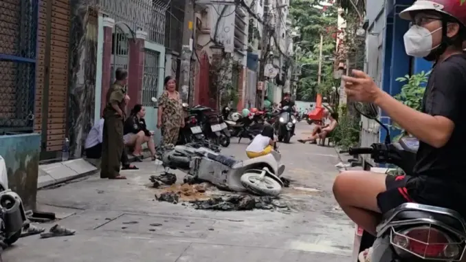 Cháy xe trong nhà, 7 người may mắn thoát nạn Cháy xe trong nhà, 7 người may mắn thoát nạn