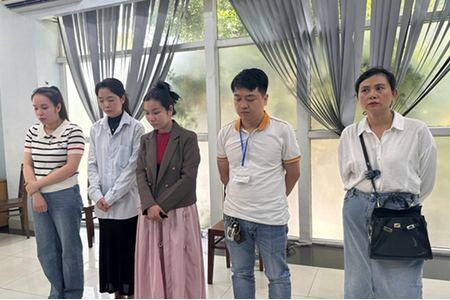 Phòng khám “bác sĩ rởm” hàng ngày vẫn cầm dao phẫu thuật ầm ầm khi chưa học hết lớp 12 Phòng khám “bác sĩ rởm” hàng ngày vẫn cầm dao phẫu thuật ầm ầm khi chưa học hết lớp 12