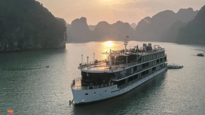 Tạm dừng tàu rời cảng trên vịnh Hạ Long Tạm dừng tàu rời cảng trên vịnh Hạ Long