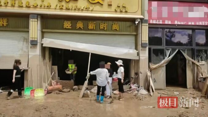 Trung Quốc: Tiệm vàng bị lũ cuốn, người dân đổ xô tìm 20kg vàng dưới bùn Trung Quốc: Tiệm vàng bị lũ cuốn, người dân đổ xô tìm 20kg vàng dưới bùn