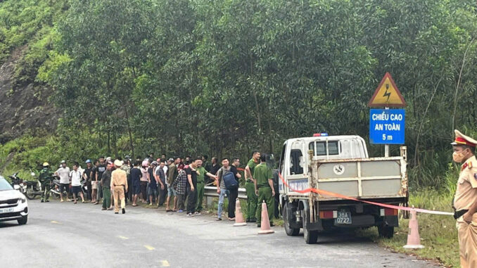 Ngã xe máy, nam thanh niên bàng hoàng phát hiện một thi thể nằm bên cạnh