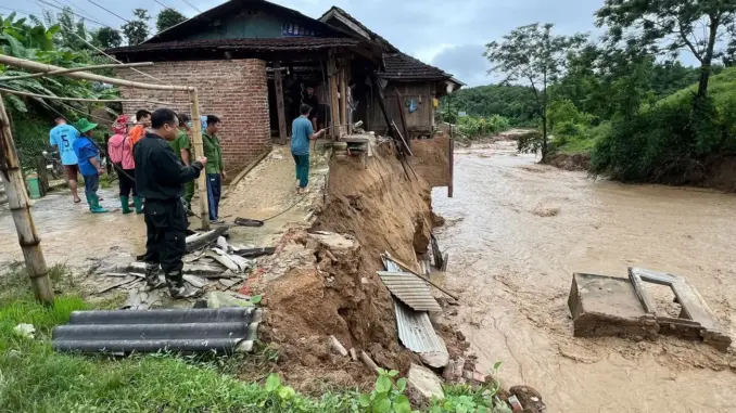 Kinh hoàng lũ quét trong đêm ở Mường Luân (Điện Biên): Nhà sập, ô tô bị cuốn trôi, bản làng tan hoang Kinh hoàng lũ quét trong đêm ở Mường Luân (Điện Biên): Nhà sập, ô tô bị cuốn trôi, bản làng tan hoang
