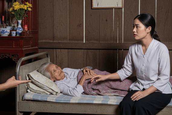 Chồng bỏ đi, con dâu ở lại chăm mẹ chồng liệt suốt 20 năm và cái kết bất ngờ