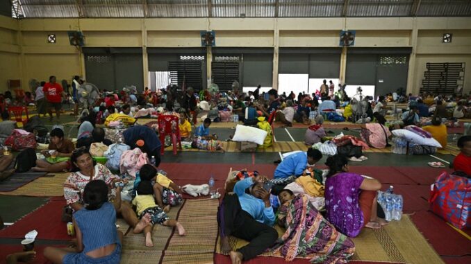 Xung đột Thái Lan – Campuchia: Số người thiệt mạng gia tăng, hàng trăm ngàn người phải rời bỏ nhà cửa Xung đột Thái Lan – Campuchia: Số người thiệt mạng gia tăng, hàng trăm ngàn người phải rời bỏ nhà cửa