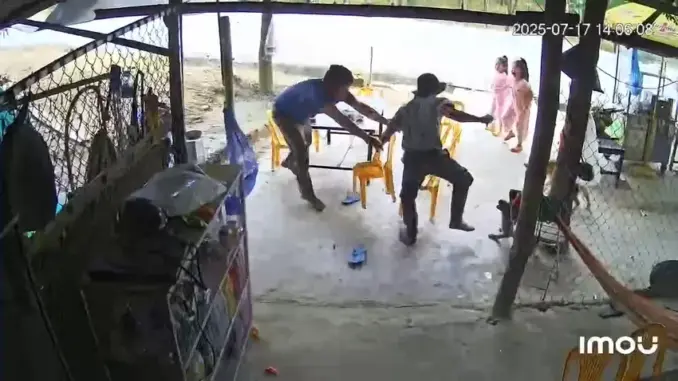 Bị vợ chửi vì ngồi quán nước, người đàn ông mang hung khí đến đâm chủ quán