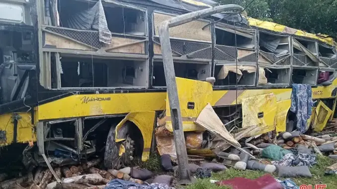 Lật xe khách ở Hà Tĩnh: 9 người tử vong, 15 người bị thương Lật xe khách ở Hà Tĩnh: 9 người tử vong, 15 người bị thương