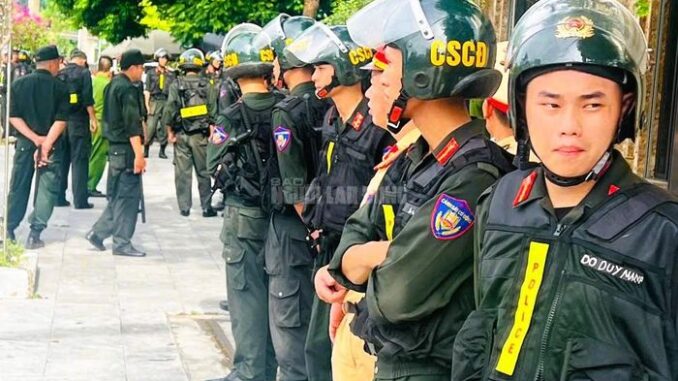 Hàng chục cảnhsát xuất hiện.. Hàng chục cảnhsát xuất hiện..