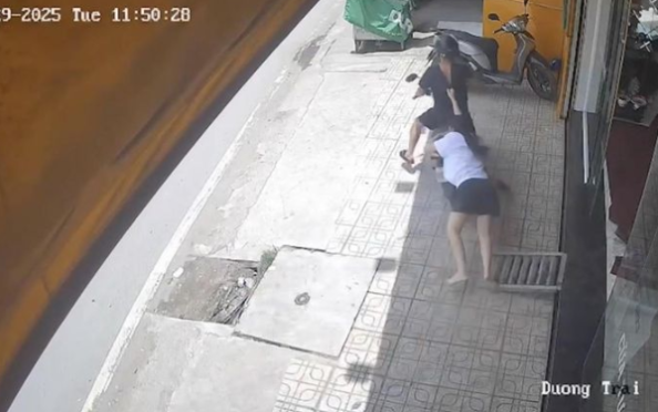 B:ắt nghi can c:ướp, k:éo l:ê nữ nhân viên tiệm vàng trên đường B:ắt nghi can c:ướp, k:éo l:ê nữ nhân viên tiệm vàng trên đường