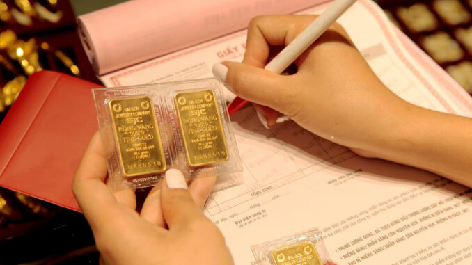 Tiết kiệm được 800 triệu định mua chung cư nhưng thấy giá vàng lên cao quá tôi chuyển sang mua vàng mong lãi nhiều để mua căn biệt thự. Ai ngờ chỉ trong vòng 3 ngày tôi lại trải qua những chuyện kinhkhung nhất mà cả đời không thể quên Tiết kiệm được 800 triệu định mua chung cư nhưng thấy giá vàng lên cao quá tôi chuyển sang mua vàng mong lãi nhiều để mua căn biệt thự. Ai ngờ chỉ trong vòng 3 ngày tôi lại trải qua những chuyện kinhkhung nhất mà cả đời không thể quên