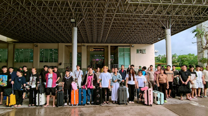 Tiếp nhận hơn 200 công dân từ Campuchia, một số người có cả tiền…nhưng là tiền án Tiếp nhận hơn 200 công dân từ Campuchia, một số người có cả tiền…nhưng là tiền án