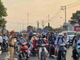 Mượn xe máy người khác chạy, mang giấy tờ gì để không bị CSGT phạt?