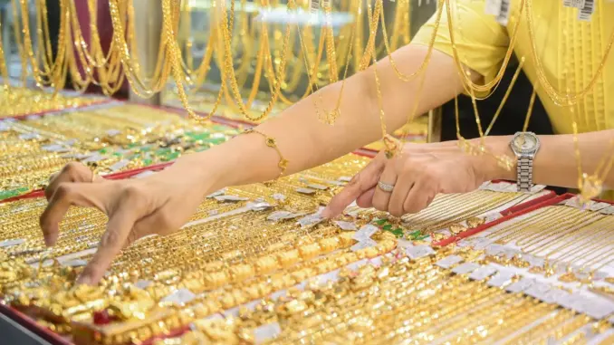 Giá vàng hôm nay, 19-7: Tiếp tục tăng mạnh bất chấp đồng USD mạnh lên