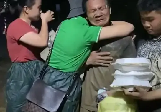 Nghệ An: Người đàn ông vùng lũ bật khóc khi nhận cứu trợ Nghệ An: Người đàn ông vùng lũ bật khóc khi nhận cứu trợ