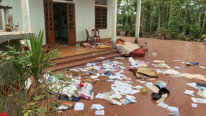 Nhậu về vợ không mở cửa, chồng đập cửa, tung đồ đạc ra sân, vợ phải bỏ chạy