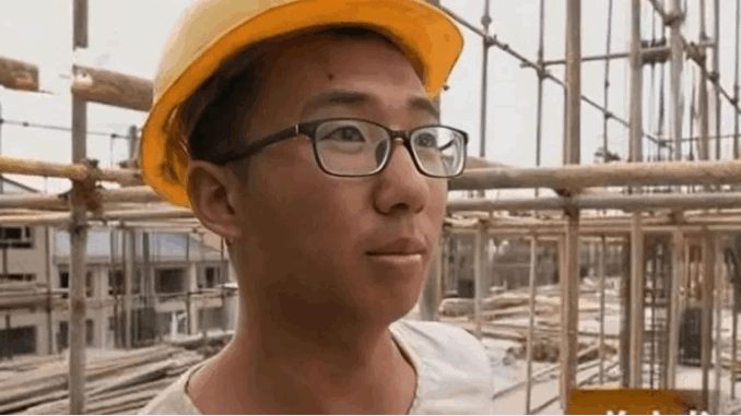 Nam sinh vừa ôn tập vừa làm công nhân nhận xét “Đề quá dễ”, khi biết điểm thì cả nước ngã ngửa Nam sinh vừa ôn tập vừa làm công nhân nhận xét “Đề quá dễ”, khi biết điểm thì cả nước ngã ngửa