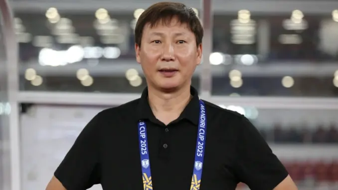 HLV Kim Sang-sik giải thích hành động chắp tay vái lạy trọng tài, hoá ra là vì lý do đơn giản như vậy