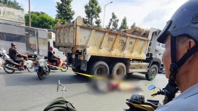 Ô tô tải va chạm xe máy 2 người thương vong Ô tô tải va chạm xe máy 2 người thương vong