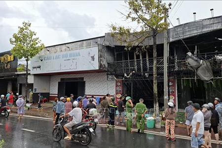 Cháy lớn tại tiệm mì cay, thiêu rụi 4 căn nhà liền kề Cháy lớn tại tiệm mì cay, thiêu rụi 4 căn nhà liền kề