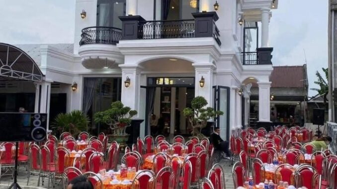 7 năm Đi XKLĐ tháng nào cũng gửi tiền đầy đủ cho bố mẹ. Một hôm bố mẹ gọi điện khoe đã mua được mảnh đất đẹp gần trung tâm xã, giá cả hợp lý. Tôi vui mừng vì ước mơ của mình đang dần thành hiện thực. Những năm tiếp theo, anh tiếp tục gửi tiền về để xây nhà. Sau 7 năm tôi quyết định về nước thì mọi chuyện cũng phát sinh từ đây, bố mẹ không chịu sang tên ngồi nhà, đến khi tôi mời luật sự mới biết sự thật.