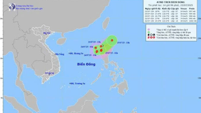 Trưa nay: ATNĐ đã vào biển Đông, đang giật cấp 9, mạnh nhanh, hướng di chuyển bất ngờ Trưa nay: ATNĐ đã vào biển Đông, đang giật cấp 9, mạnh nhanh, hướng di chuyển bất ngờ