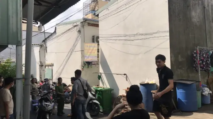 Vợ nằm gục trong nhà, chồng bị công an khống chế Vợ nằm gục trong nhà, chồng bị công an khống chế