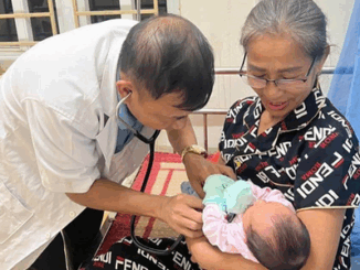 Bé gái sơ sinh 3 ngày tuổi bị bỏ lại trong hộp xốp bên quốc lộ kèm mảnh giấy 'mẹ xin lỗi con’
