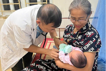 Bé gái sơ sinh 3 ngày tuổi bị bỏ lại trong hộp xốp bên quốc lộ kèm mảnh giấy 'mẹ xin lỗi con’ Bé gái sơ sinh 3 ngày tuổi bị bỏ lại trong hộp xốp bên quốc lộ kèm mảnh giấy 'mẹ xin lỗi con’