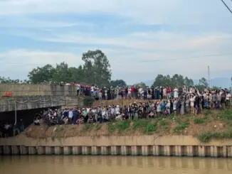 Ba người tử vong trong vụ ô tô đâm hàng loạt xe máy rồi lao xuống sông