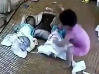 Mẹ trẻ vội đi vệ sinh, để con gái 5 tuổi trông cặp sinh đôi mới đầy tháng và bi kịch đã xảy ra ngay sau đó