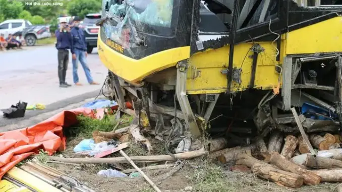 Vụ tai nạn thảm khốc ở Hà Tĩnh: Xe khách "chạy chui", 25 người thương vong Vụ tai nạn thảm khốc ở Hà Tĩnh: Xe khách "chạy chui", 25 người thương vong
