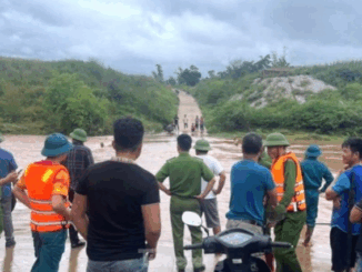 Nước ngập mênh mông, giao thông tê liệt, người dân phải đi lại bằng thuyền