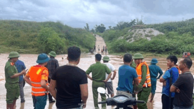Nước ngập mênh mông, giao thông tê liệt, người dân phải đi lại bằng thuyền Nước ngập mênh mông, giao thông tê liệt, người dân phải đi lại bằng thuyền