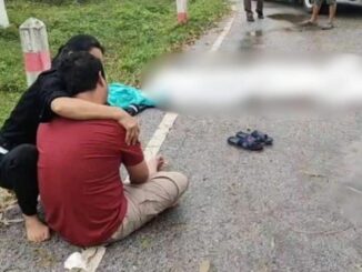 Con trai bật khóc nức nở khi vô tình lái ô tô đâm mẹ tử vong