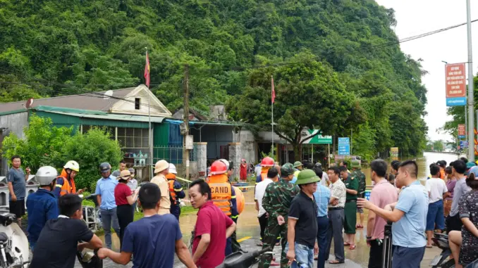 Nghệ An: Nước lũ dâng tận nóc nhà, Quốc lộ 7 chìm sâu hơn 1 mét, nhiều hộ dân trắng tay