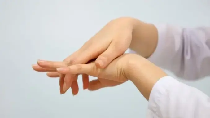 Tê tay tưởng chuyện thường nhưng cẩn thận, đó là dấu hiệu cảnh báo sớm của 3 bệnh nguy hiểm đáng ngờ Tê tay tưởng chuyện thường nhưng cẩn thận, đó là dấu hiệu cảnh báo sớm của 3 bệnh nguy hiểm đáng ngờ