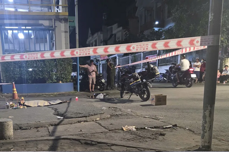 Người thân ôm bé gái khóc ngất vì bị taxi tông tử vong trong khu dân cư Người thân ôm bé gái khóc ngất vì bị taxi tông tử vong trong khu dân cư