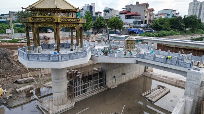 Công trình “lạ” trên sông Tô Lịch khiến ai cũng phải ngoái nhìn Công trình “lạ” trên sông Tô Lịch khiến ai cũng phải ngoái nhìn