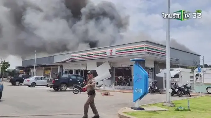 Thái Lan: Căng thẳng biên giới, 7-Eleven trúng hỏa lực nghi từ Campuchia, hai học sinh thiệt mạng Thái Lan: Căng thẳng biên giới, 7-Eleven trúng hỏa lực nghi từ Campuchia, hai học sinh thiệt mạng