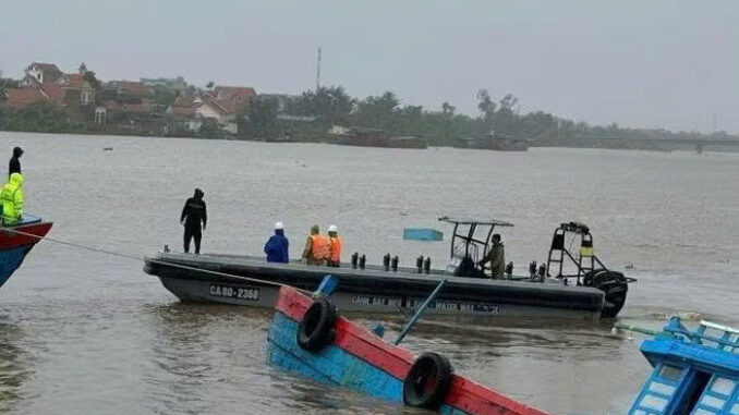 Trời ơi sau đau thương thế này: Tàu cá 9 người ở Quảng Ninh lại gió lốc đ;á;nh lật chìm Trời ơi sau đau thương thế này: Tàu cá 9 người ở Quảng Ninh lại gió lốc đ;á;nh lật chìm