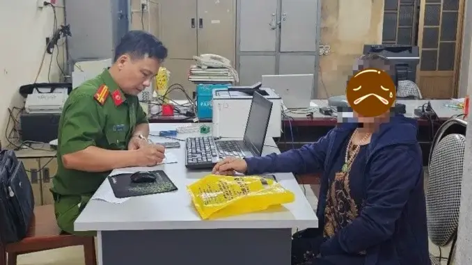 Cụ bà rút 600 triệu đồng trong sổ tiết kiệm để chuyển vào tài khoản của chính mình: Nhân viên Agribank nghi gian lận, báo công an xã Cụ bà rút 600 triệu đồng trong sổ tiết kiệm để chuyển vào tài khoản của chính mình: Nhân viên Agribank nghi gian lận, báo công an xã