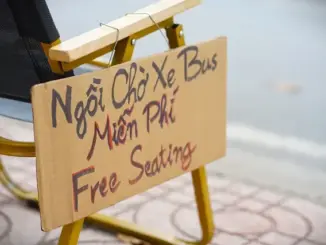 Hai chiếc ghế, một tấm bảng nhỏ: 'Ngồi chờ xe buýt miễn phí'. Không lời quảng cáo, không điều kiện – chỉ là một góc nghỉ chân đầy tử tế giữa Sài Gòn vội vã.