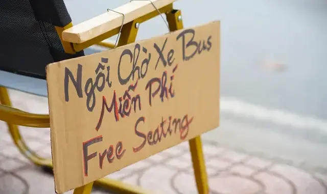 Hai chiếc ghế, một tấm bảng nhỏ: 'Ngồi chờ xe buýt miễn phí'. Không lời quảng cáo, không điều kiện – chỉ là một góc nghỉ chân đầy tử tế giữa Sài Gòn vội vã.