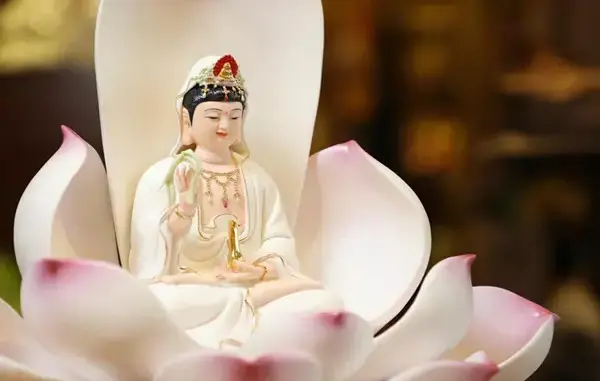 Người phụ nữ được trời phật che chở trên thân thể thường có 3 điểm rất sáng rõ, đó là điểm nào?